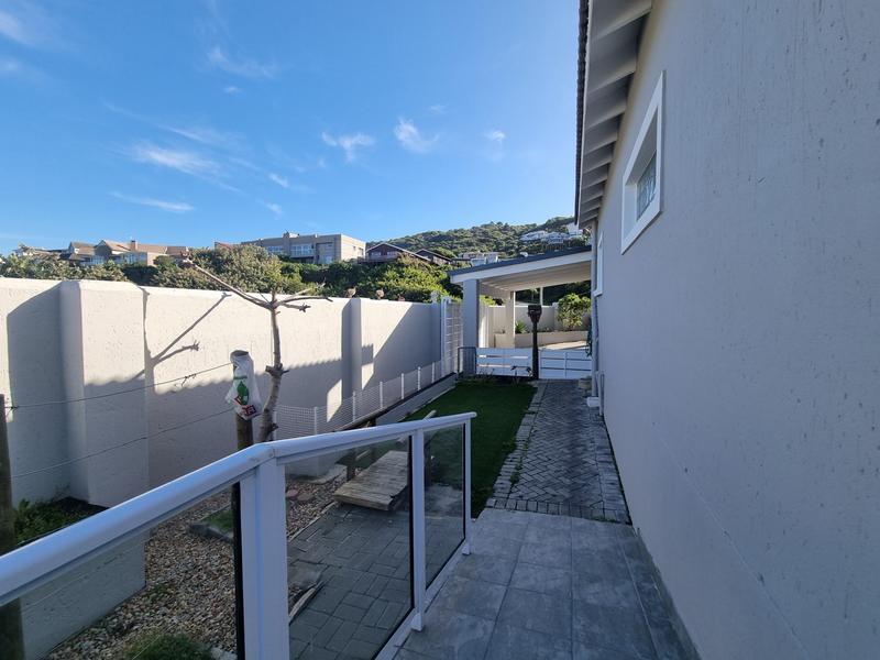 4 Bedroom Property for Sale in Outeniqua Strand Western Cape